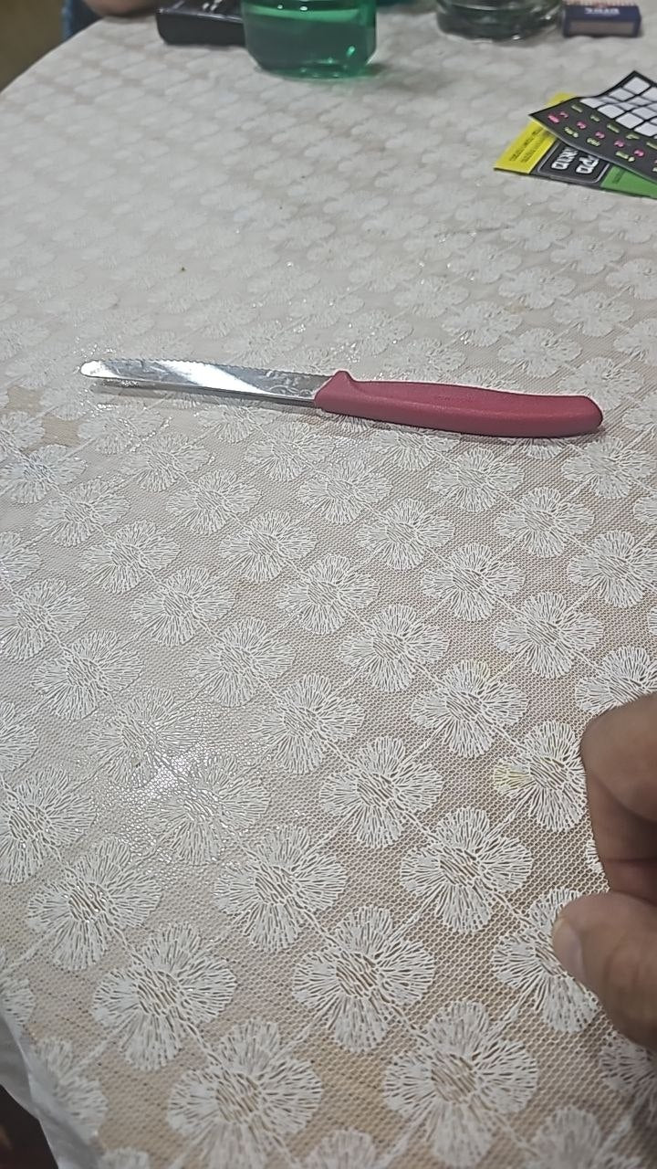 סכין מטבח קטן עם ידית אדומה