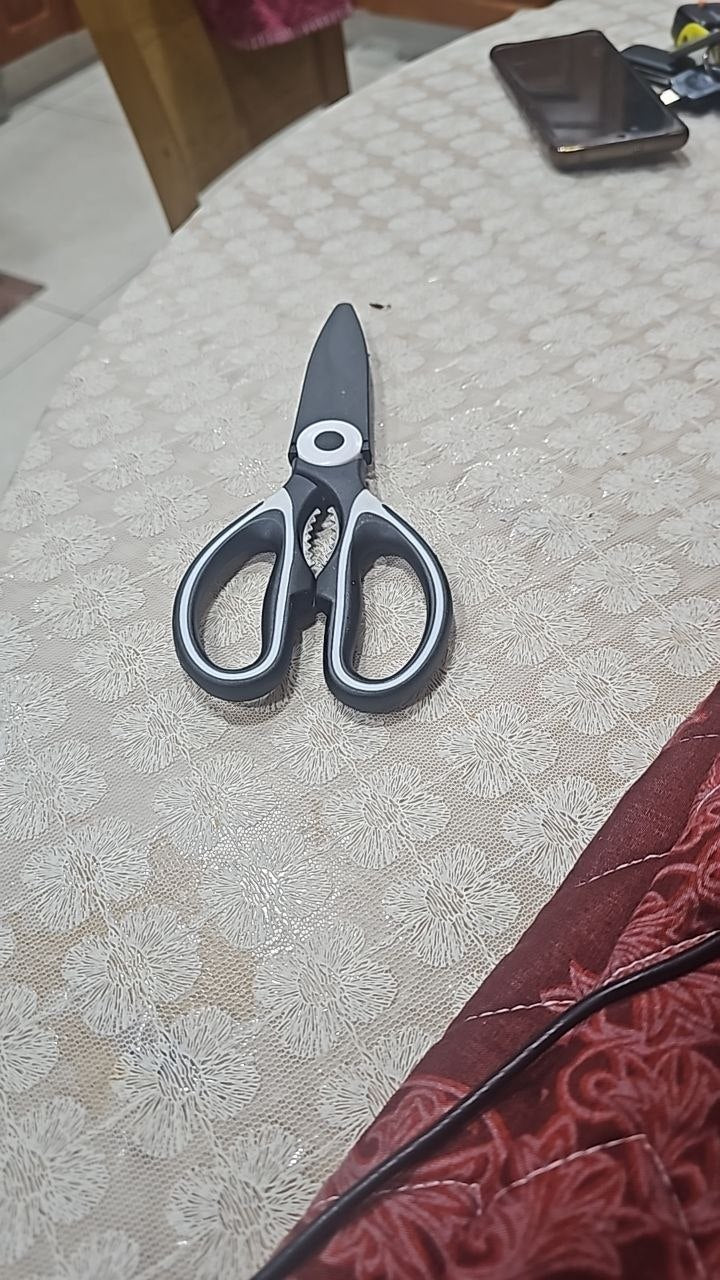 מספריים למטבח בשחור ולבן